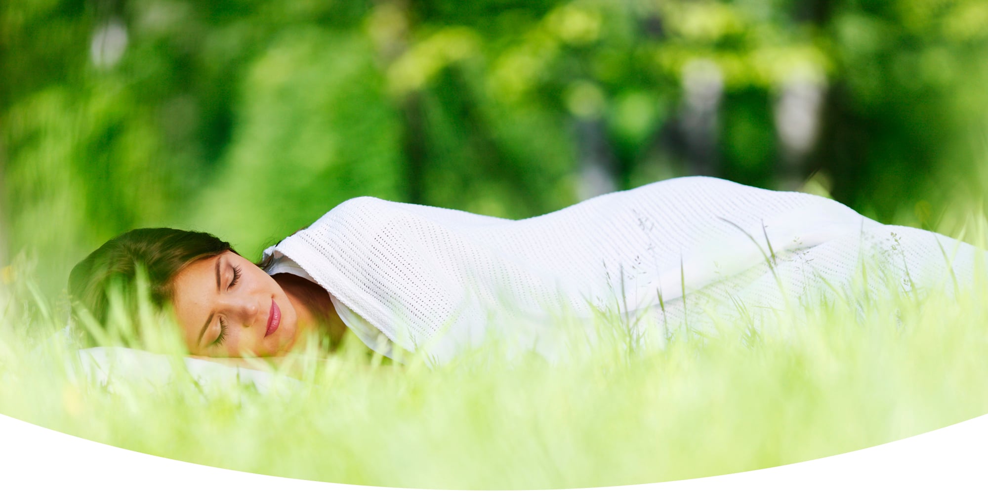 Kvinde slapper af i naturen - earthing og grounding